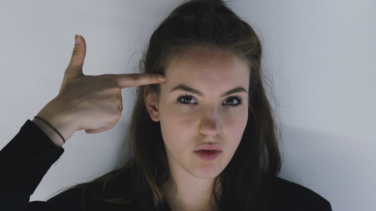 joven señalando con el dedo al templo