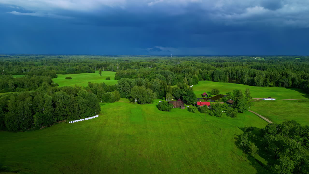 농장 과 그림 같은 집 들 이 있는 나무 들 이 있는 아름다운 초록색 초원