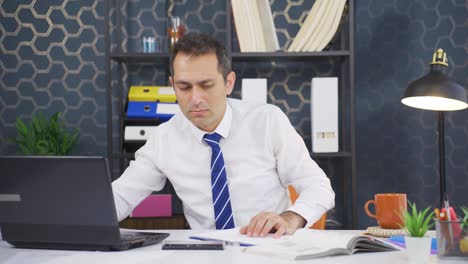 el hombre de negocios dijo "wow" con asombro.