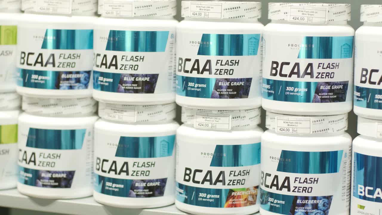 스포츠 영양 상점 인테리어에는 다양한 영양 보충제가 있습니다.