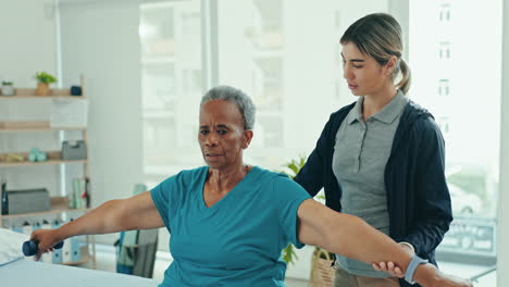 fisioterapia, pesas y mujer mayor haciendo brazo