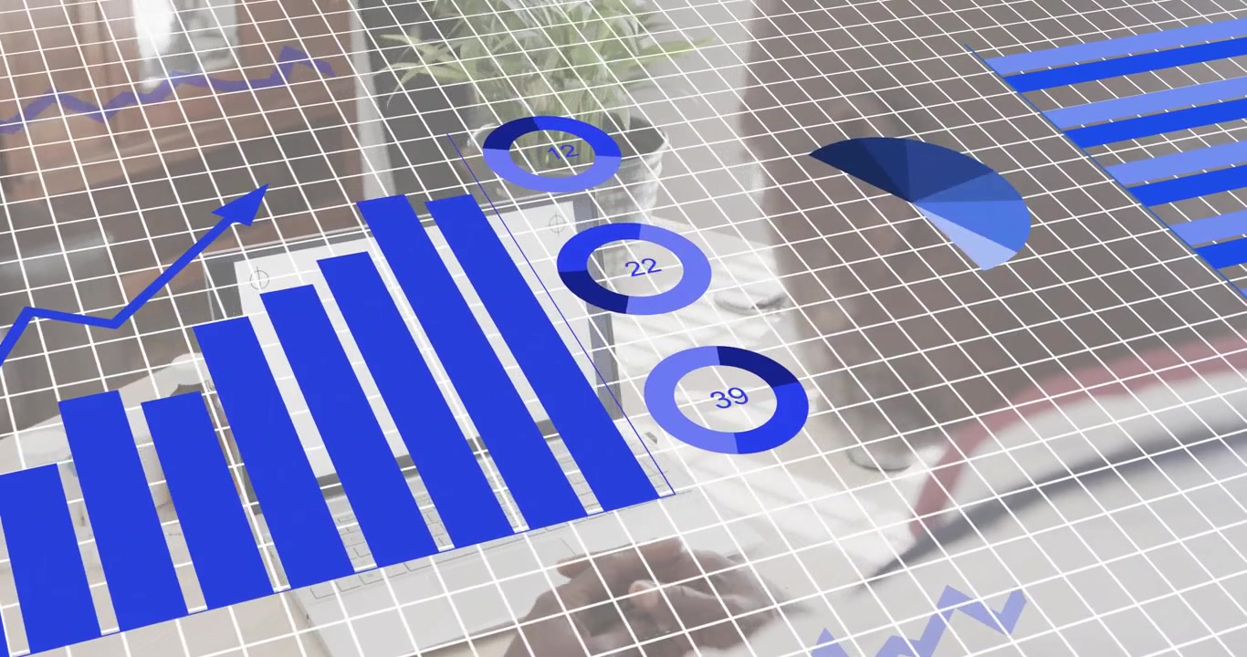 Forretningsanalytiker taster på bærbar computer på kontor, viser holografisk overlay, animerer diagrammer til analyse.