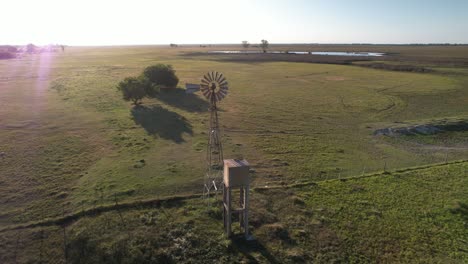 Vista-Orbital-Sobre-El-Antiguo-Molino-De-Viento-En-Los-Campos-Agrícolas.