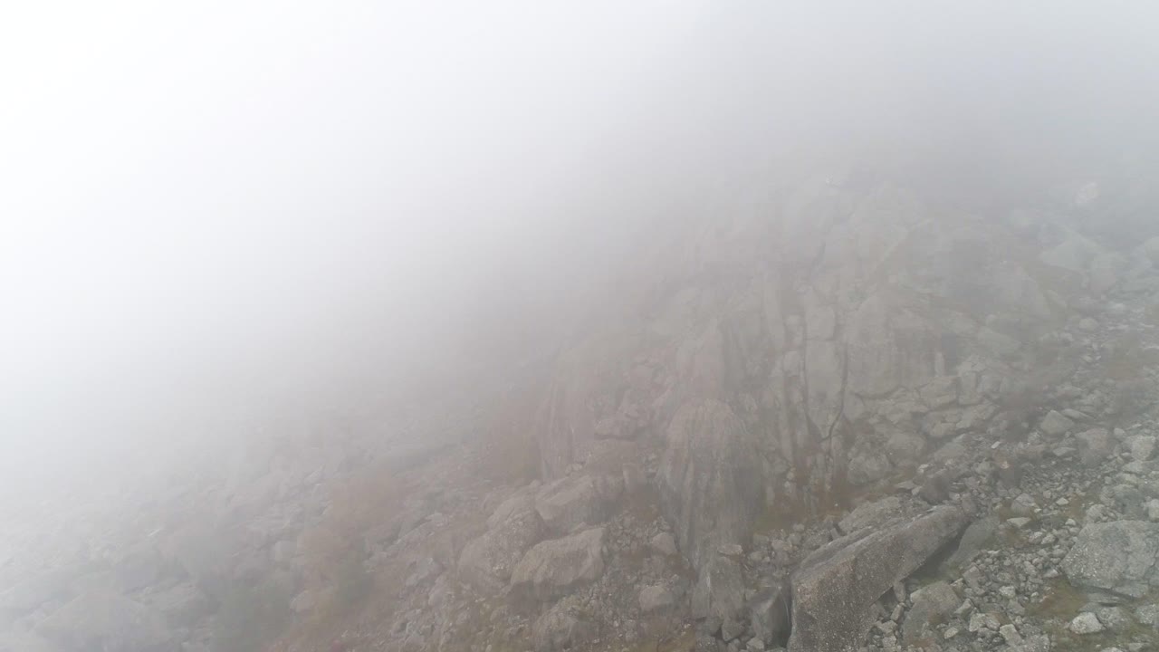 안개가 가득한 산악 풍경