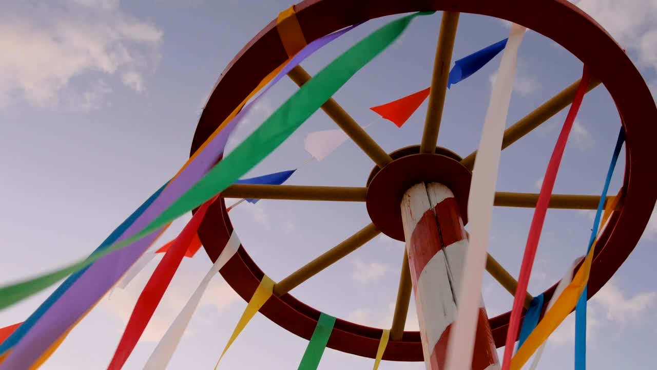 cintas decorativas multicolores en la construcción de ruedas de madera