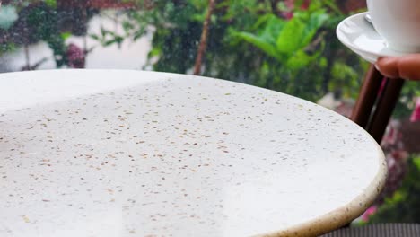 una taza de café colocada en una mesa