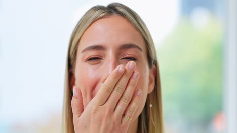 cansado, cara y una mujer con un bostezo en el trabajo