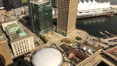 Lapso-De-Tiempo-Aéreo-De-La-Torre-Del-Puerto-De-Vancouver-Y-El-Lugar-De-Canadá-En-Un-Día-Soleado