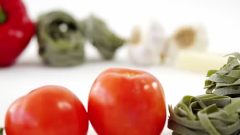 varias verduras crudas frescas sobre un fondo blanco