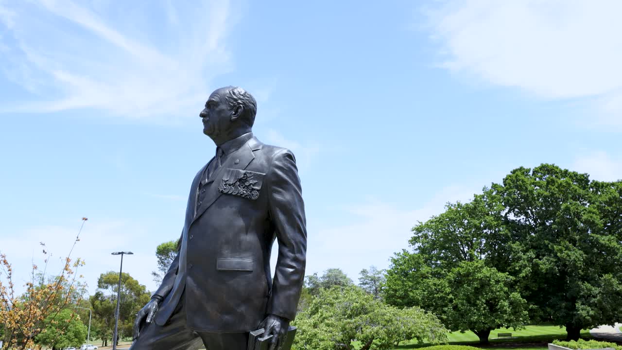 Inquadratura media statica di una statua militare di bronzo contro un cielo blu a Canberra, Australia