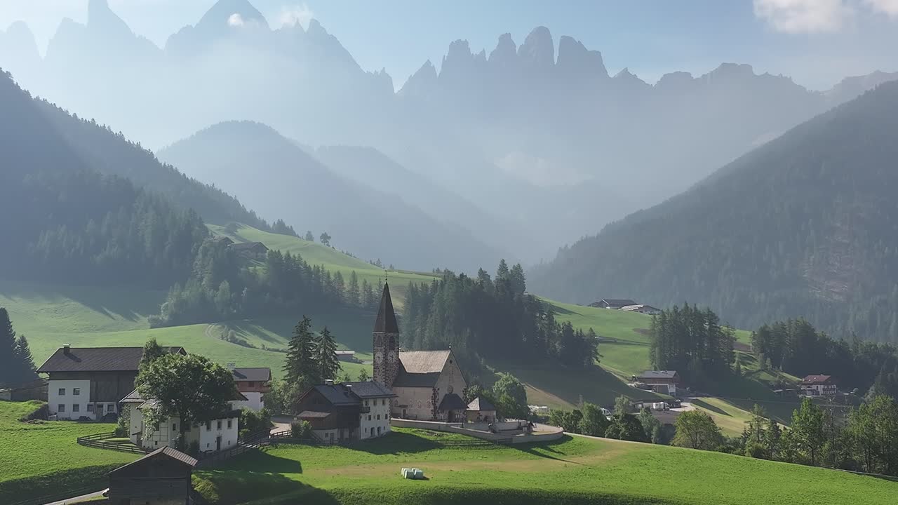 도로미트 산맥의 극적인 산을 배경으로 한 작은 주거 지역의 풍경적인 공중 풍경, chiesa di santa maddalena, dreizinnen, dolomites, 남티롤, funes, 이탈리아