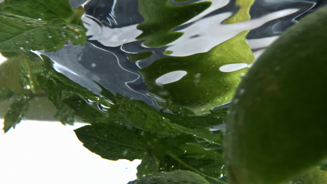 Sitruskivennäisveden tornado lähikuva. Luomu alkoholiton mojito pyörii hitaasti.