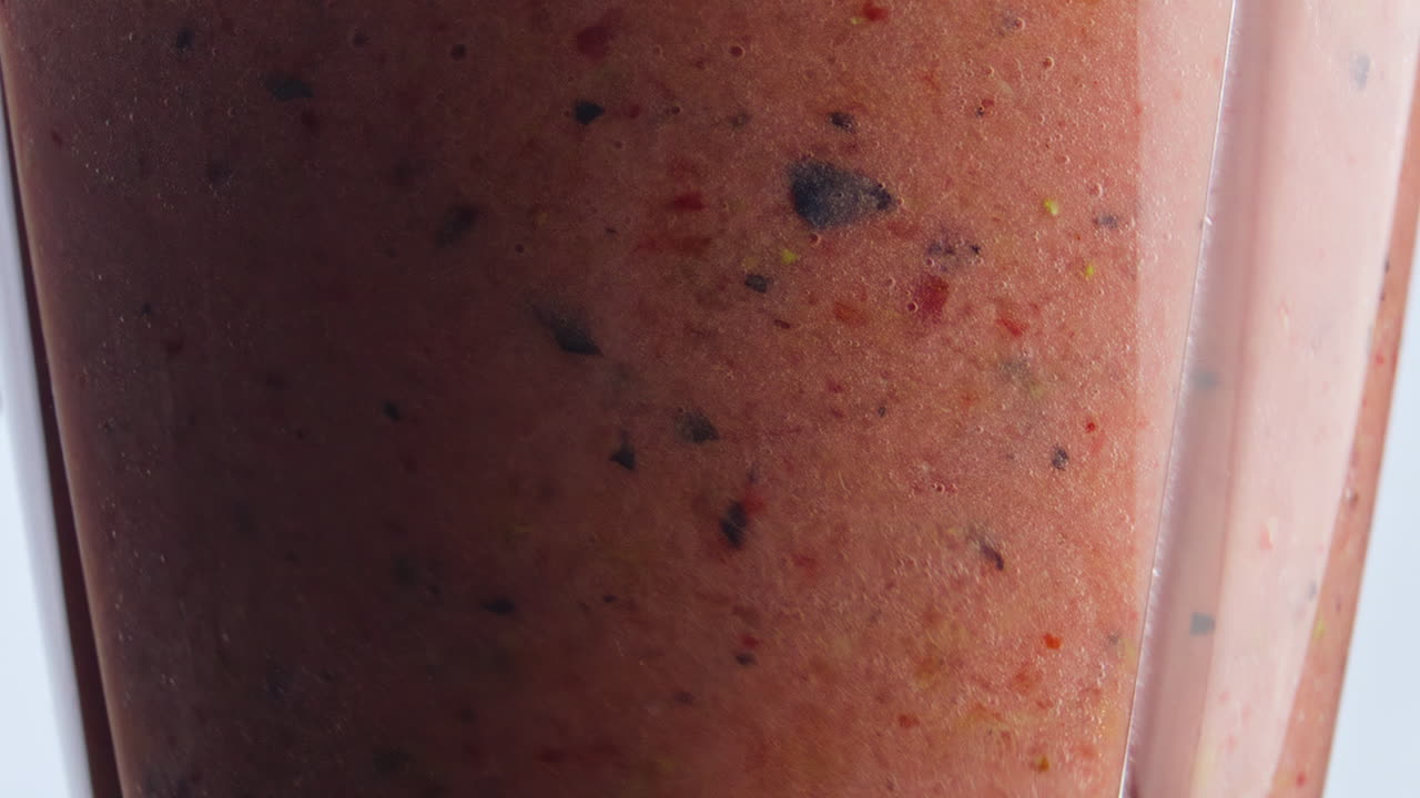 과일과 열매를 혼합하고 서리 안에 회전하는 서리를 슈퍼 슬로 모션으로 밀착합니다.