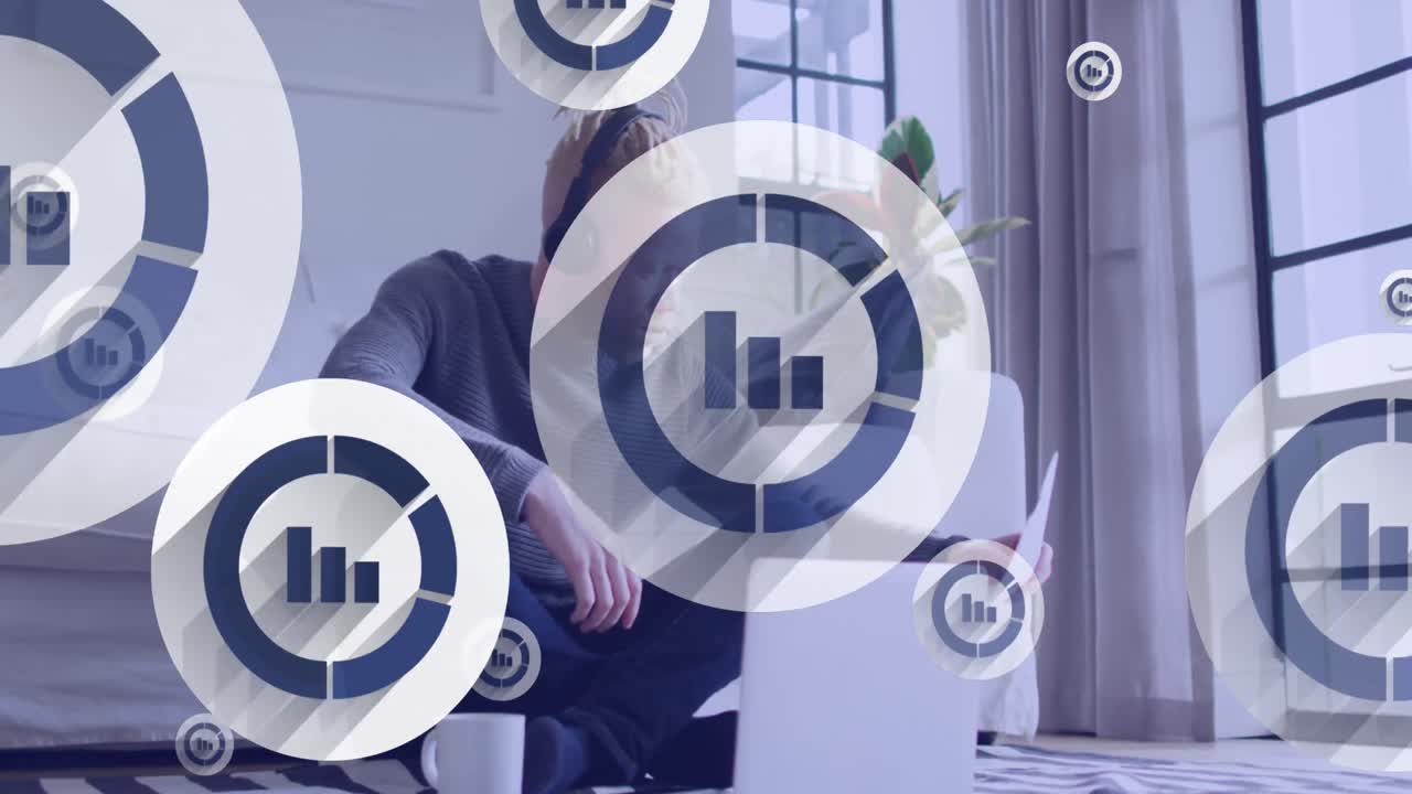 анимация статистических икон, плавающих над альбиносом, афроамериканцем, работающим на ноутбуке дома