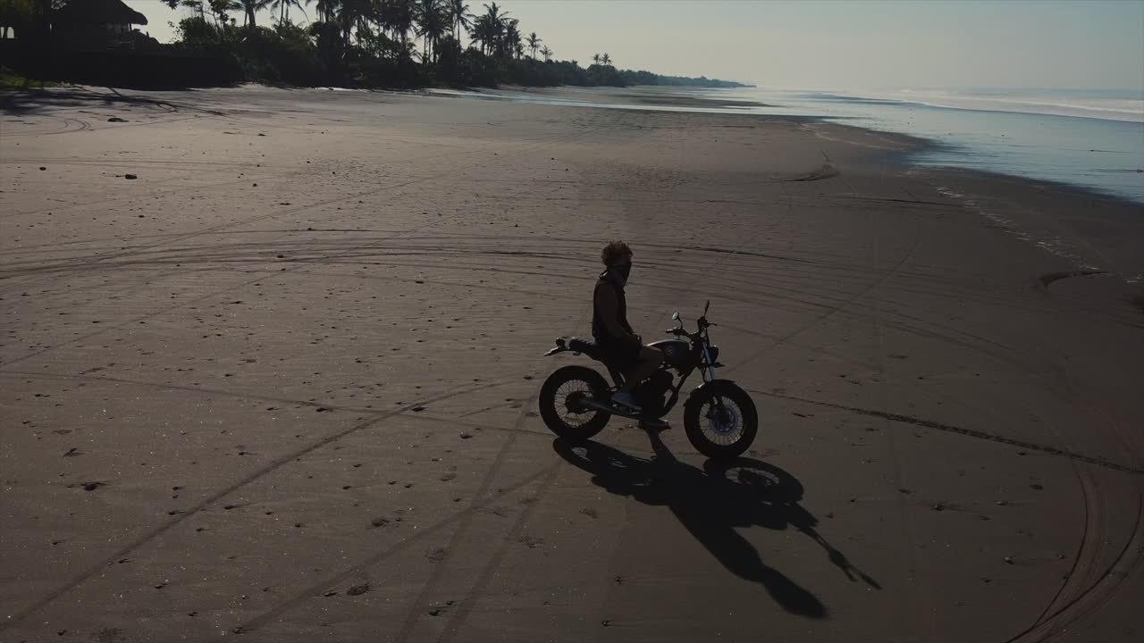 aventura en motocicleta en la playa