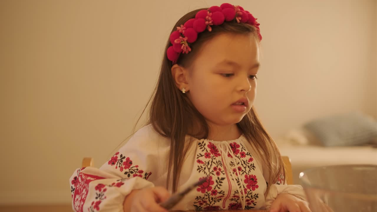 クリスマス祝いの準備をしている母と娘