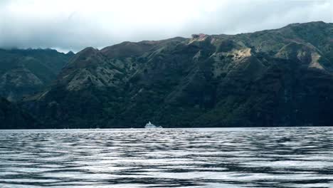 Buque-De-Investigación-Anclado-En-La-Remota-Isla-De-Fatu-Hiva-En-Las-Marquesas-De-La-Polinesia-Francesa