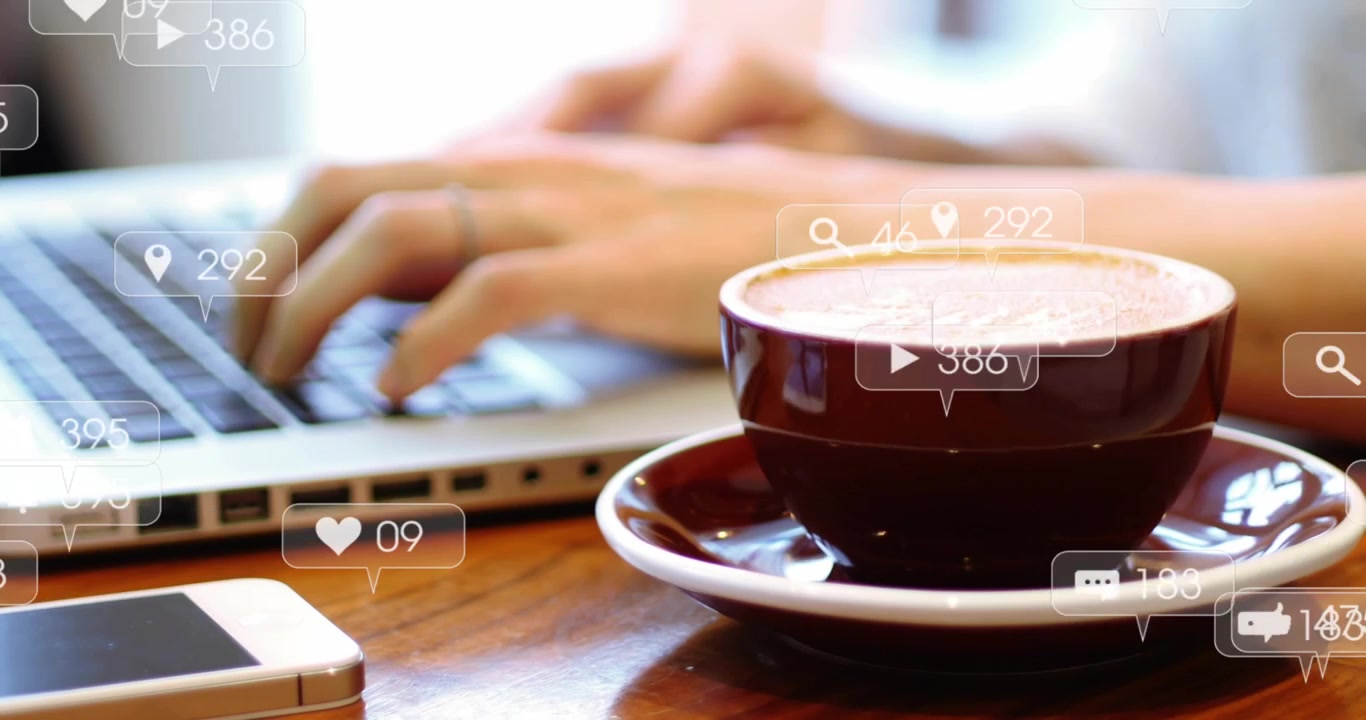 Mani che iniziano a digitare, con notifiche che appaiono e si moltiplicano su un laptop, un telefono e una tazza, mostrando crescita.