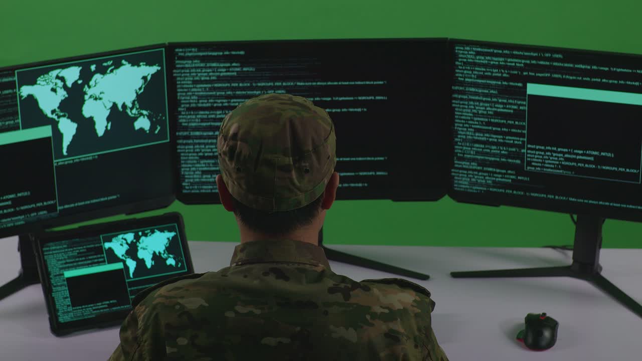 pessoal militar que trabalha com computadores