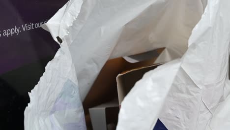abajo y sucio hacia y bolsa de basura blanca, londres, reino unido.