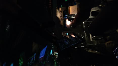 exclusivo piloto pov en una noche aterrizaje real