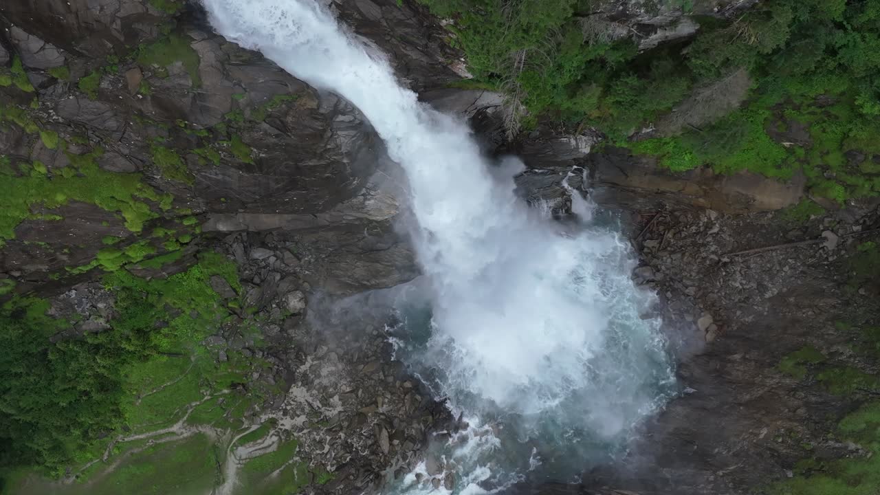 la increíble vista del agua que fluye rápidamente capturada por un avión no tripulado en cámara lenta