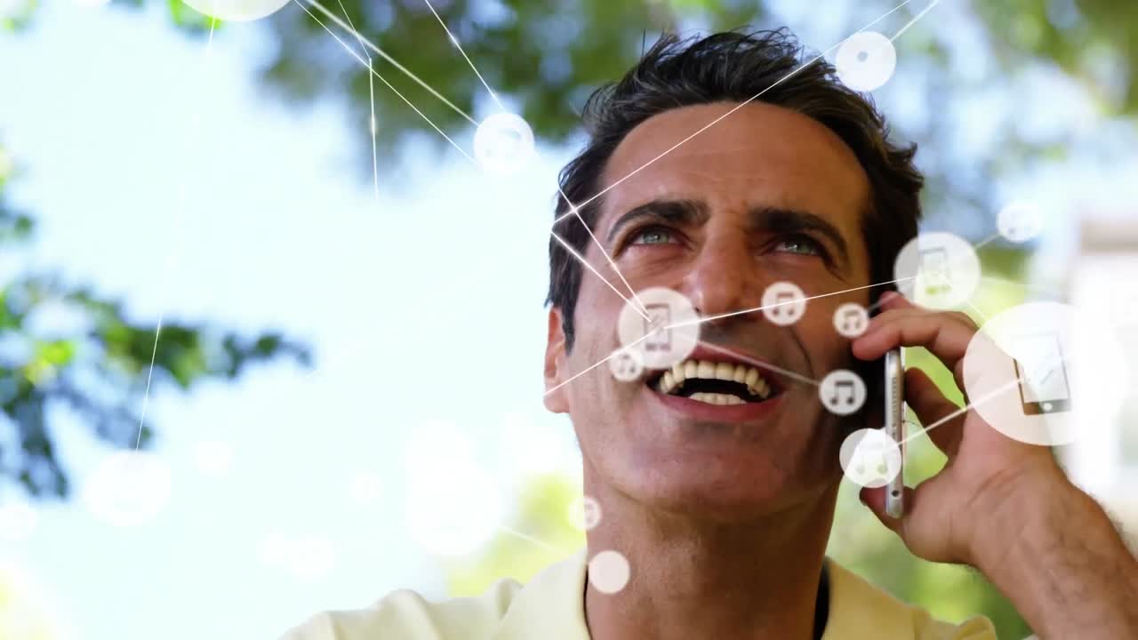 animación de la red de conexiones e iconos sobre una mujer de negocios con auriculares de teléfono