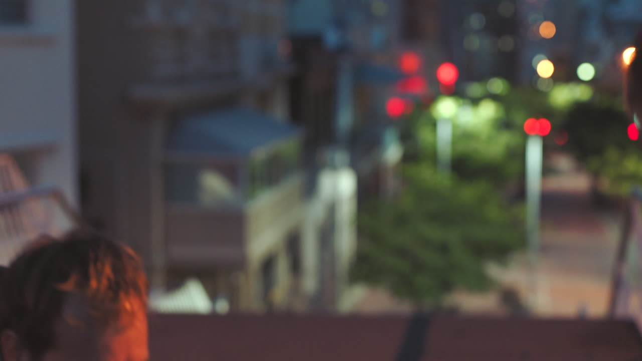 amigos corriendo celebrando