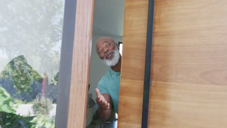 Porträt-Eines-Glücklichen-älteren-Afroamerikanischen-Mannes,-Der-Die-Tür-Im-Altersheim-öffnet