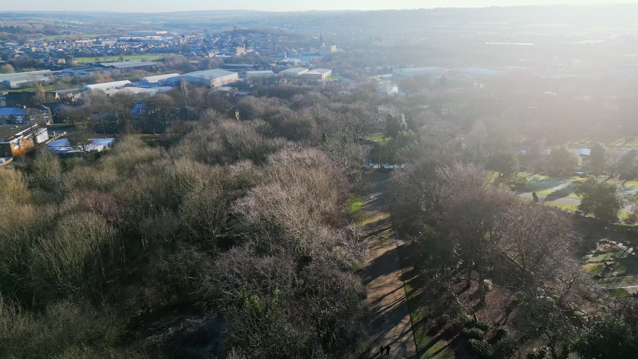 위에서 찍은 공공 공원의 영화 같은 공중 드론 영상