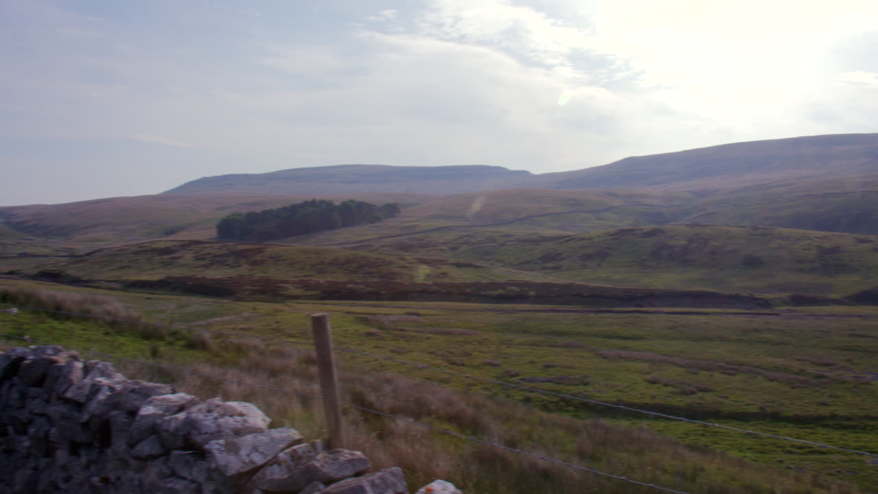 Prise de vue panoramique très large de droite à gauche, remontant Whernside, sur Scales Moor le long de Thornton Lane, dans le North Yorkshire, à la grotte de Yordas.