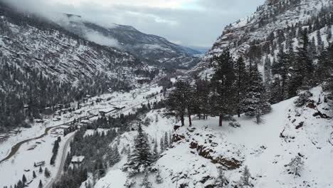 Vista-Aérea-De-Las-Empinadas-Colinas-Nevadas-Y-El-Paisaje-Invernal-De-Montaña-Sobre-La-Ciudad-De-Ouray,-Colorado,-Ee.uu.,-Espectacular-Disparo-De-Drones