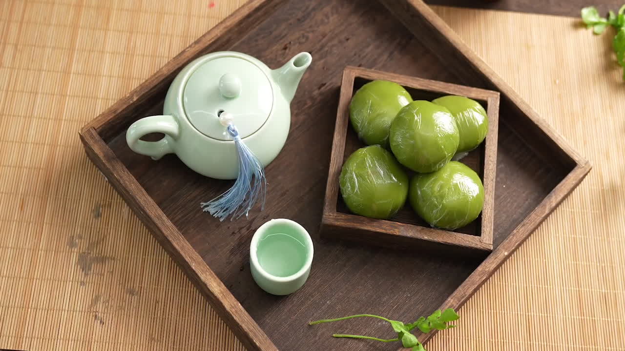 bebiendo té con bollitos de postre dulces y video de pastel