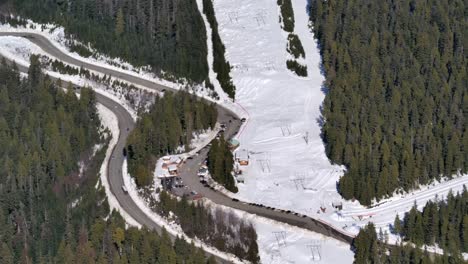 estación de esquí de montaña de ciprés en una antena de un día soleado de invierno