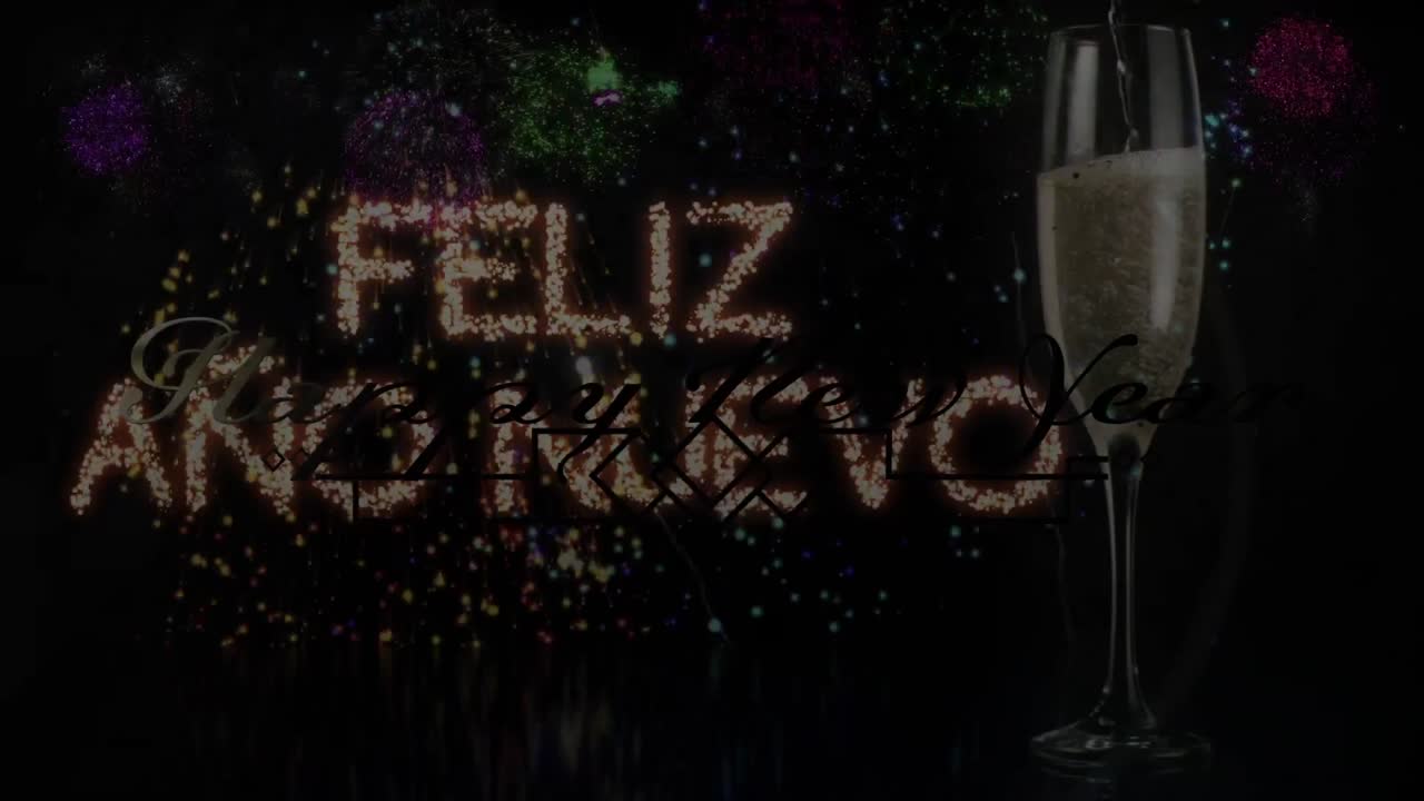 Animación de felicitaciones de feliz año nuevo sobre fuegos artificiales y una copa de champán en el fondo