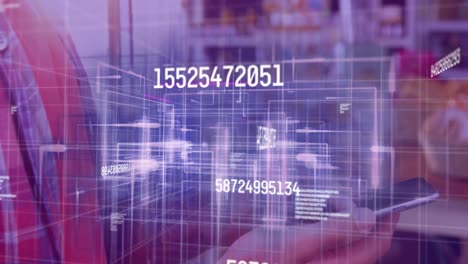 animación del procesamiento de datos sobre un hombre caucásico usando un teléfono inteligente