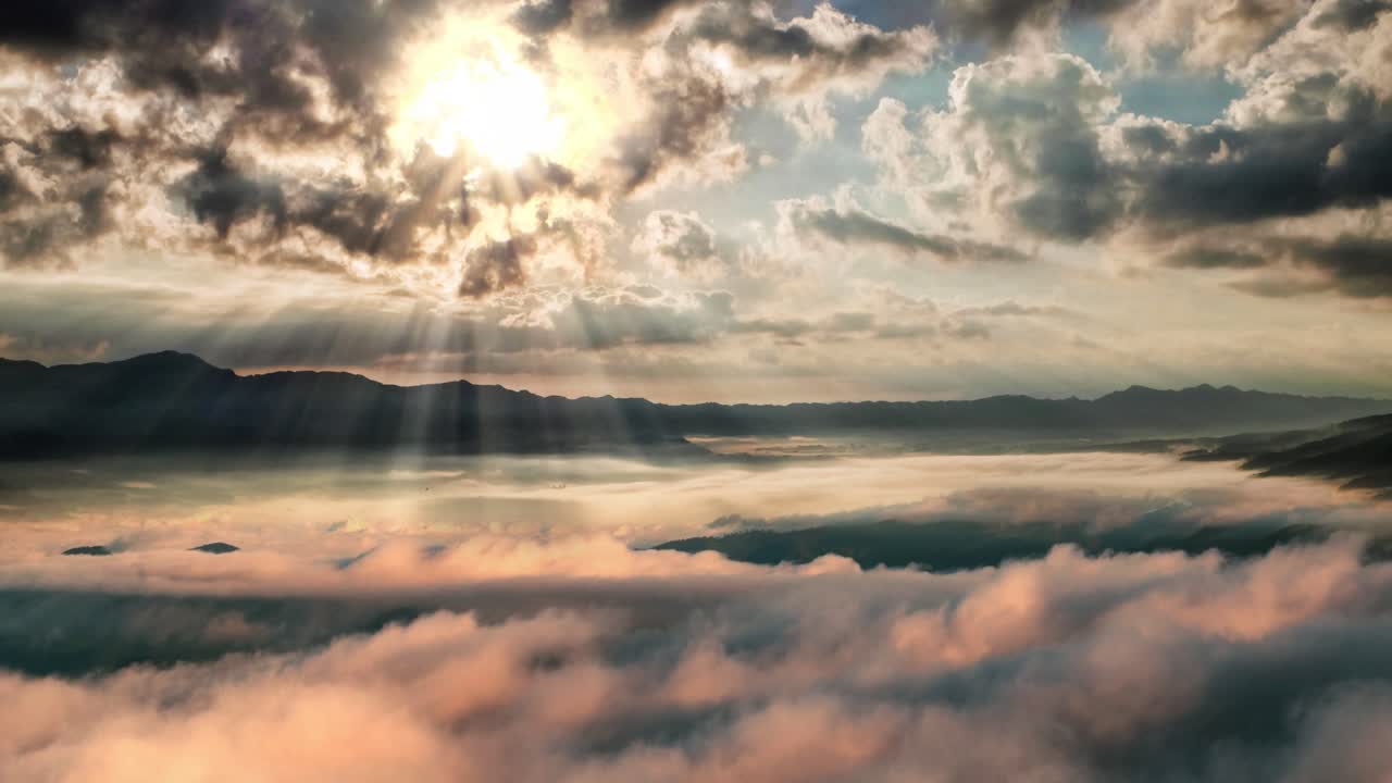 timelapse atardecer nubes sobre el cielo azul