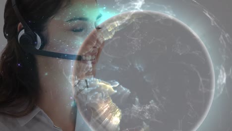 animación del globo y conexiones sobre mujer de negocios con auriculares de teléfono
