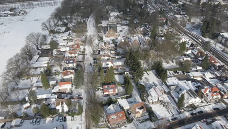 Antenne-Der-Kleinstadt-Mit-Kirche-Im-Hintergrund-Im-Winter