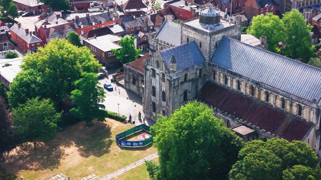 Droneoptagelse tæt over Romsey Abbeys normanniske korsskæringstårn, tværskib og lange skibs tag
