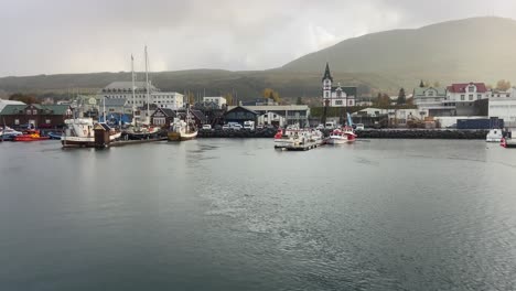 Barco-De-Avistamiento-De-Ballenas-Que-Sale-Del-Puerto-Islandés-De-Husavik-Al-Amanecer.