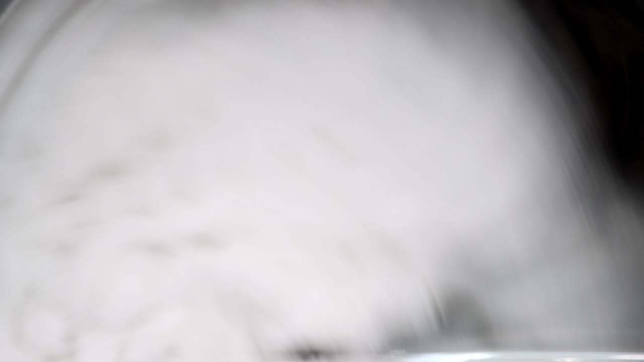 4k la secadora se pone en marcha. ciclo de secado de la ropa blanca de cerca. rotación del tambor. modo nocturno. retroiluminado. ropa fresca y seca. progreso técnico. movimiento. giro. lavandería. ayudante de rutina de tareas