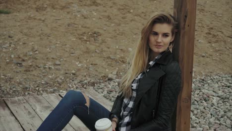 woman sitting outdoors, autumn fashion
