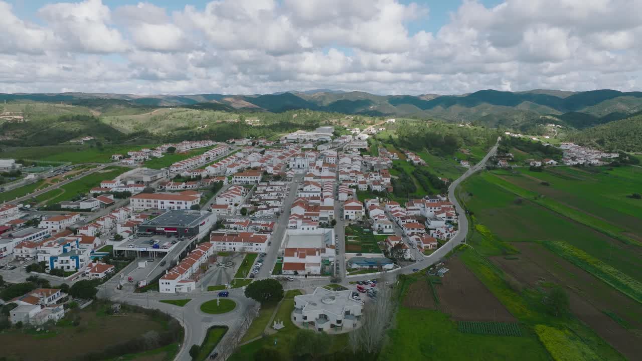 volo con drone con ampia vista sulla bellissima città di aljezur in portogallo