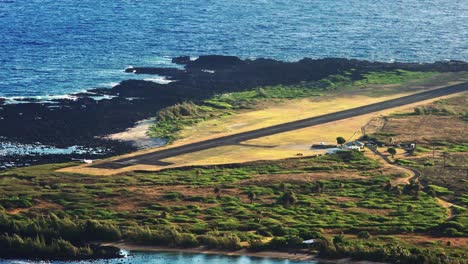 Plano-De-Establecimiento-De-Alto-ángulo-Del-Aeropuerto-De-Kalaupapa-Y-Aterrizaje-De-Avioneta-En-La-Isla-De-Molokai-Hawaii