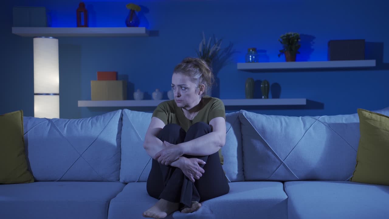 es una mujer temerosa. está de mal humor en casa.