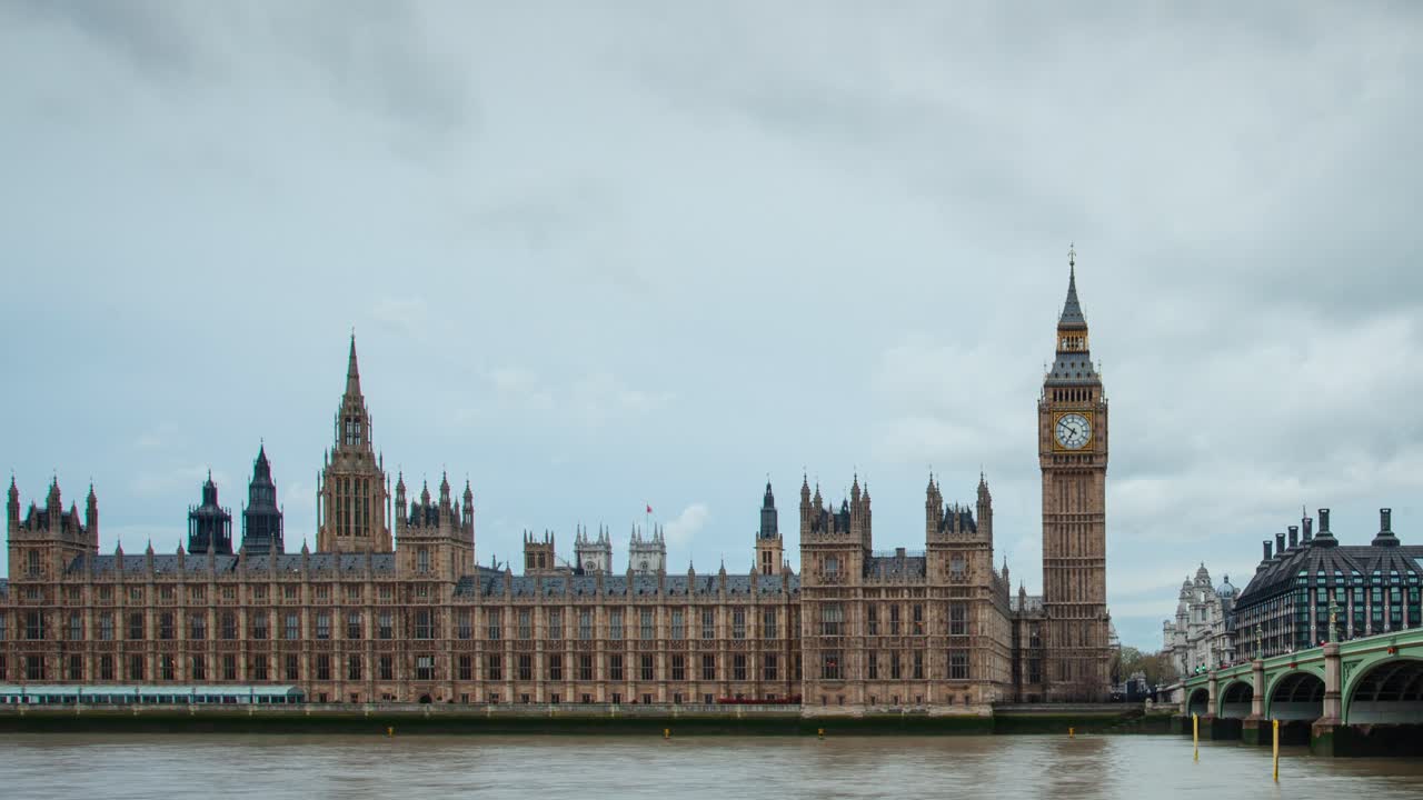 흐린 날씨 에 테임즈 강 과 함께 런던 의 빅 벤 의 타임  ⁇ 스