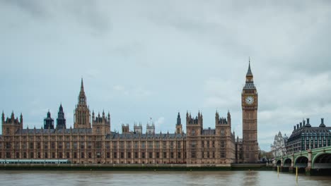 Zeitrafferaufnahme-Des-Big-Ben-In-London-Mit-Der-Themse-Bei-Bewölktem-Wetter