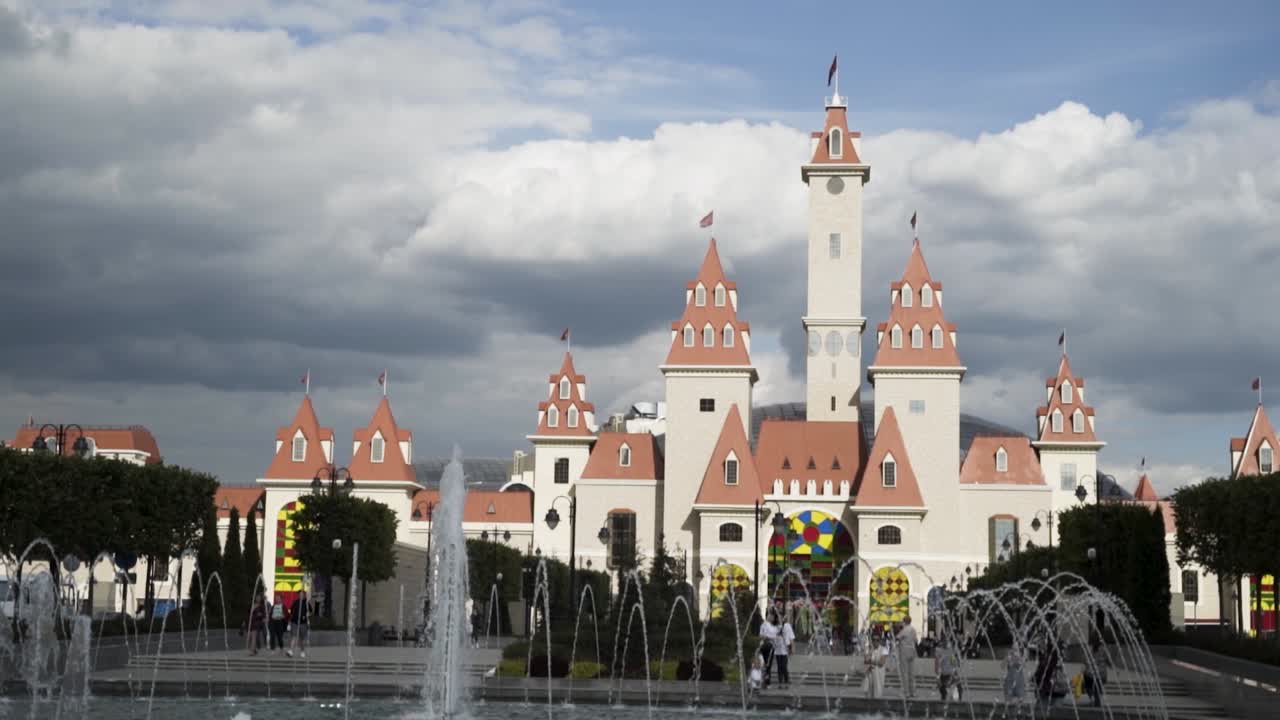 фантастический тематический парк с фонтанами и облачным небом