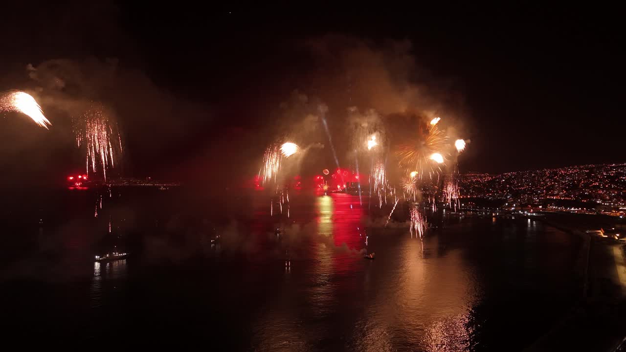 vista aérea panorámica de un espectáculo de fuegos artificiales en forma de lluvia al final del año cerrando en valparaíso, chile